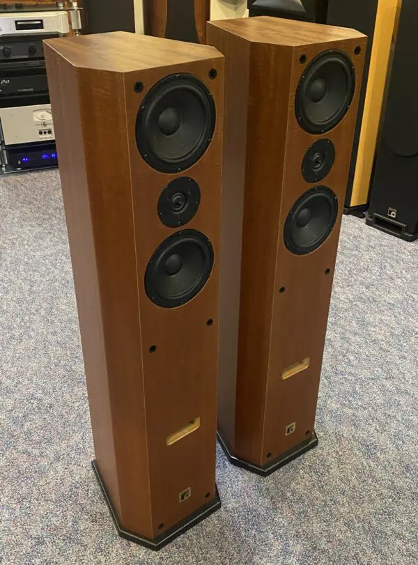 PBN Audio Montana SP3 Loudspeaker in a beautiful Oak crosscut fiddleback finish.